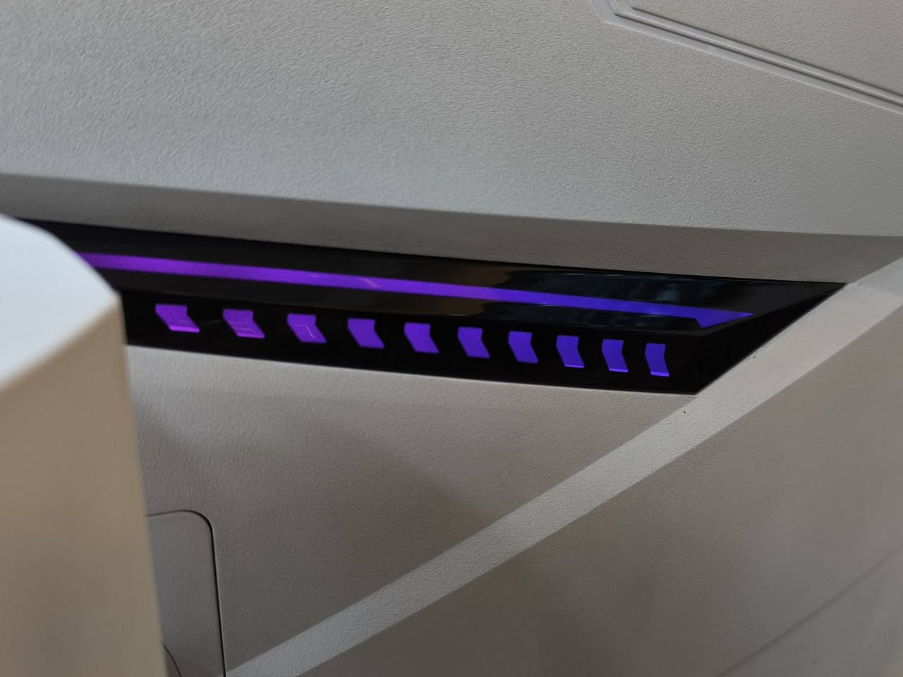 السلام عليكم 
للبيع شاشة msi 4K UHD
استخدام شهر 
مواصفات 
هذه شاشة ألعاب MSI MAG 274URFW ذات تصميم أبيض وحجم 27 بوصة.تتميز بدقة 4K UHD (3840x2160) ومعدل تحديث 160Hz لتقديم صور سلسة وتفاصيل دقيقة.تستخدم لوحة Rapid IPS مع زمن استجابة سريع يبلغ 0.5 مللي ثانية (GtG) لتجربة ألعاب فائقة السرعة.تدعم تقنية VESA DisplayHDR 400 لتحسين التباين والألوان، وتأتي مع حامل قابل للتعديل.
للاستفسار الاتصال 
***********
***********
