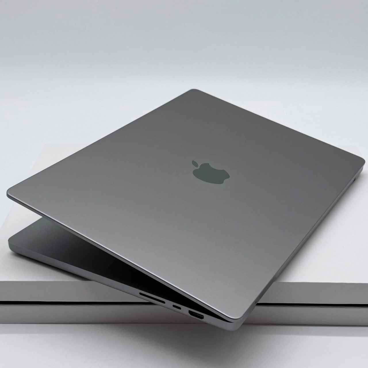 2021 Apple M1 Pro
 جهاز نظيف جدا وخالي من العيوب

*****************************************************
الشاشة
Screen Size 16.2" 3456 x 2234
MotionPro 120Hz Liquid Retina XDR
*****************************************************
الرام
Unified Memory 32GB
*****************************************************
التخزين
1TB SSD HARD DRIVE
*****************************************************
كفاءة المعالج ومعالج الرسوميات
المعالج المركزي (CPU): يحتوي على 10 أنوية (8 أنوية للأداء العالي و2 أنوية للكفاءة)

معالج الرسوميات (GPU): مدمج ويحتوي على 16 نواة
*****************************************************
معلومات البطارية
البطارية والشحن (Battery & Power)

عدد دورات الشحن   415       
سعة البطارية    85             
*****************************************************
الشاحنة الاصلية 
*****************************************************
(Space Gray) A2485
*****************************************************
الجهاز والشاحنة فقط بدون الكارتونه
*****************************************************
معاها كفر حماية شفاف

السعر 1,750,000

يوجد توصيل لجميع محافظات العراق موصل, نينوى


**إذا كنت صاحب هذا الإعلان وتريد حذفه لأي سبب، رجاءا أرسل رسالة إلى الدعم الفني**