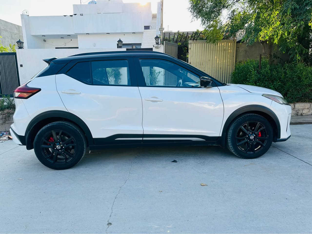 اللون: أبيض مع سقف أسود
رقم اربيل بسمي كوبون بنزين موجود
 السيارة بحالة ممتازة جداً . فقط جاملغ مبدل بدون دواخل
.Apple CarPlay / Android Auto شاشة لمس كبيرة تدعم
ويلات رياضية قياس 17 إنش لون أسود بلادي

* كاميرات 360وحساسات خلفية.
* 
* رادارات ونظام المساعدة على القيادة
* اوتو هولد هاندبريك بصمة
* 
* بصمة تشغيل المحرك عن بُعد وبصمة أبواب.

جناح خلفي (Spoiler) رياضي مدمج.

مرايا جانبية سوداء تحتوي على إشارات

نظام الفرملة التلقائية في حالات الطوارئ 

 رادار كشف النقاط العمياء

نظام التنبيه عند الخروج عن المسار 

السعر: [145] (قابل للتفاوض البسيط)
المكان: [كركوك]
للتواصل: [*********** ]
وتساب موجود
#نيسان_كيكس #NissanKicks #سيارات_للبيع #أربيل #العراق #KicksSR كركوك, العراق
