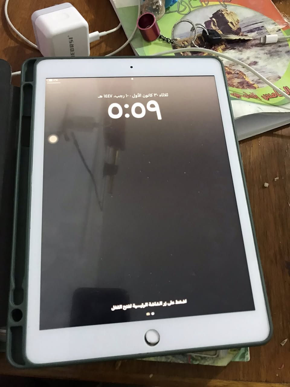 ايباد ٧ نضيف كلشي ما مبدل بي
بس الدكمه ما تشتغل 

الباقي مكفول 

سعره قفل قفل ٩٠ 

رقمي ***********
