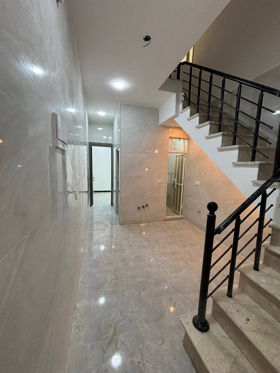 البديع للإستثمارات العقاريه 
دار للبيع ملك صرف طابو 
المساحه 46  م
يحتوي على  غرف نوم  " وصاله ومطبخ وخدمات  🏗️    🏗️  وطابق ثاني غرتين نوم وخدمات   
عرض شارع 15
عنواد الدار حي القاهره الدلفيه 
   عنوان المكتب حي القاهره  المعلمين قرب بيتزه بيروت واسواق حيدر مكتب البديع 
للاستفسار 
 ***********📞
