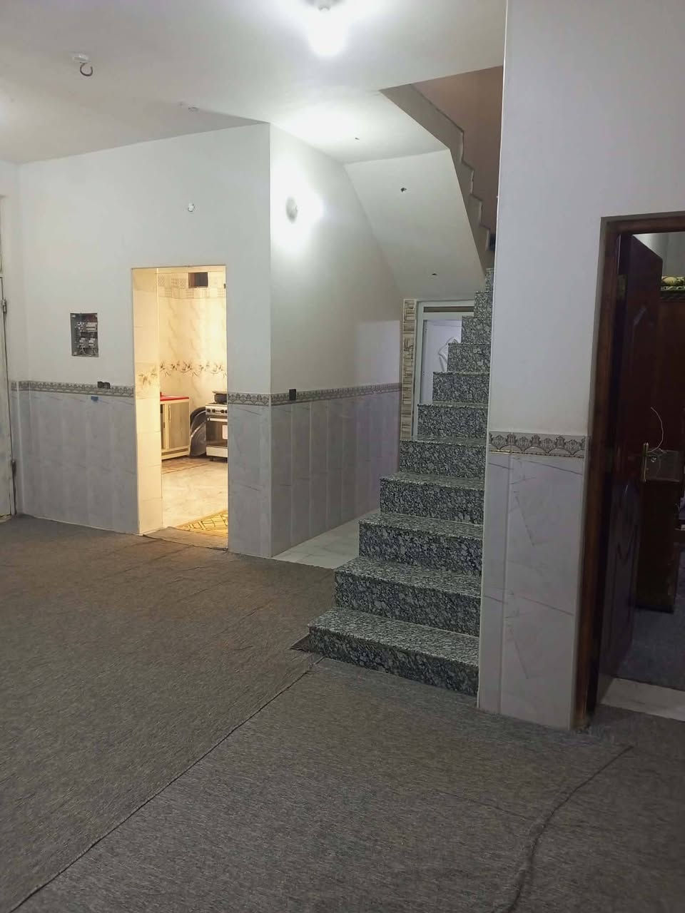 اللهم صل على محمد وال محمد 
بيت للبيع زراعي حي النفط مساحه ٢٠٠م 
غرفة نوم  عدد ٢.  ٦×٤.صاله جبيره
مطبخ. ٤×٤. ستقبال ٦ونص×٤.
 حماماد داخليه و خارجية البيت نقصه 
 بس شتايگر عالي عن الشارع 
السعر خاص حسب رغبة صاحب العقار 
واتساب ***********
