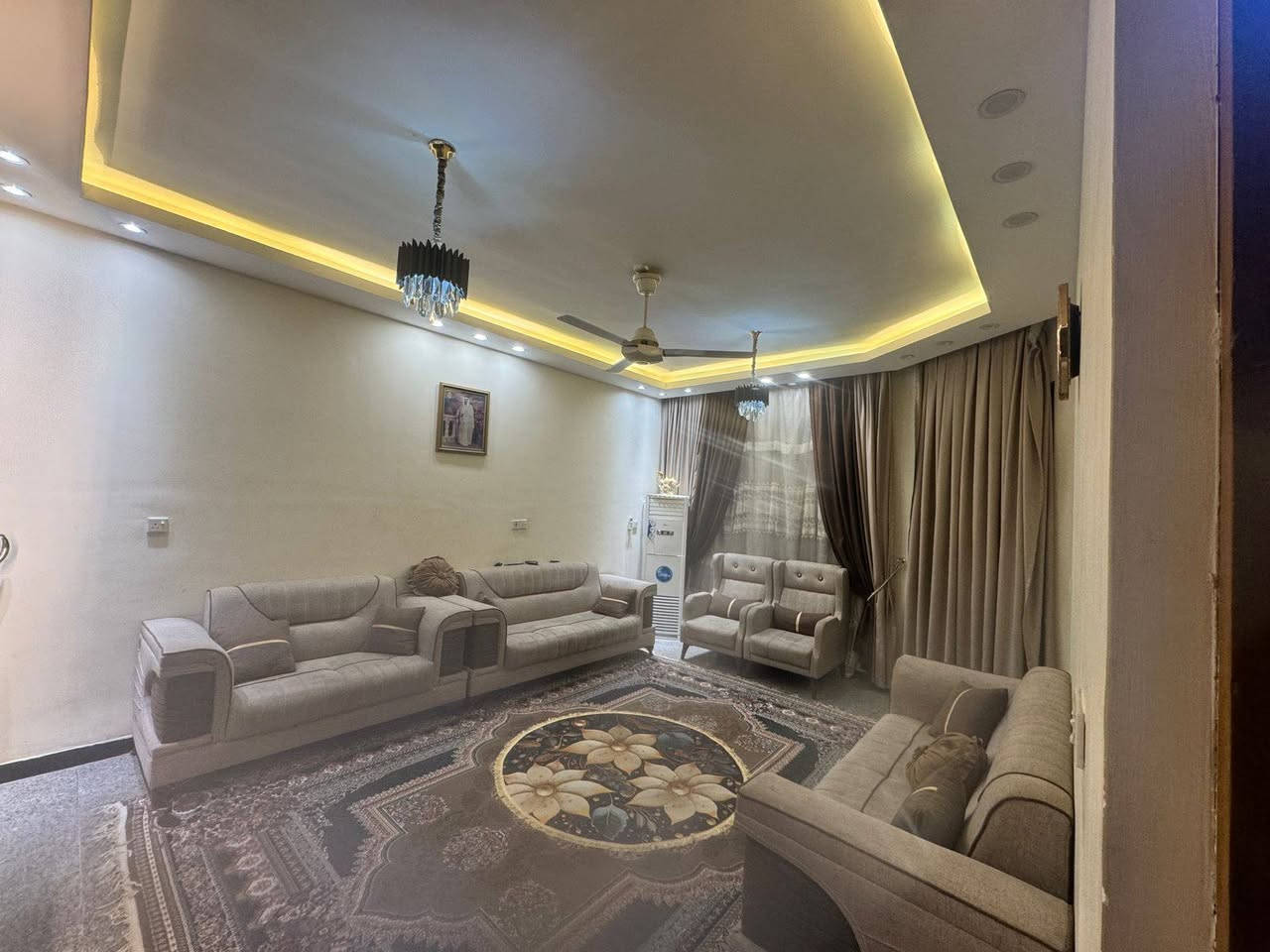 للبيع دار سكن في السيدية نظيف جدا خلف مطعم اكيل الجبال..

مكتب المجد للوساطة العقارية 

يحتوي على ٤نوم مع صالة مطبخ كراج سيارة...

مساحة ١٥٠م
واجهة.   ٦م
نزال.    ٢٥م

الاتصال...
***********
***********

مكتب المجد للوساطة العقارية 

بناء ترميم إشراف 

نسعى لخدمتكم نحو الأفضل نستقبل كافة عروضاتكم السكنية والتجارية....
