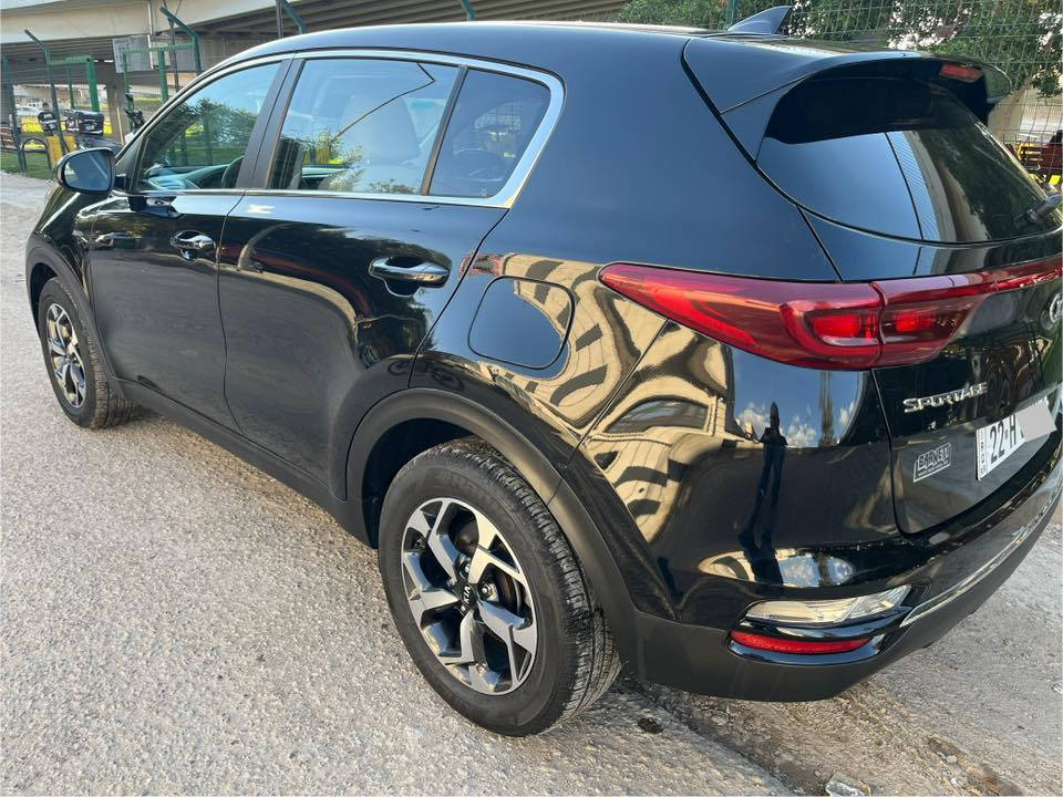 كيا سبورتج موديل ٢٠٢٢ فئة LX  
رقم اربيل الدولي باسمي تحويل مباشر
وارد امريكي
 ضربتها الباب الايمن الامامي 
الايرباك و الشواصي و الراديتر كله سليم
‏
ماشية ٤٢ الف كيلو قابل للزيادة منها ٢٩ الف داخل امريكا
مبدل طخم تايرات نهاية ٢٠٢٥

المواصفات
محرك ٤ سلندر ٢٤٠٠ بقوة ١٨١ حصان 
كير اوتوماتيك ٦ سرعات
نظام دفع رباعي AWD
حجم التاير ١٧ بوصة
شاشة لمس حجم ٨ بوصة
تدعم ابل كار بلي Apple car play و اندرويد اوتو Android Auto
نظام صوتي ٦ سماعات
تبريد قطعتين امامي و خلفي
٦ ايرباكات
كاميرا خلفية
مثبت سرعة
مانع انزلاقTCS
نظام الثبات الالكتروني ESC
مساعد صعود المرتفعات HAC
نظام مراقبة ضغط الاطارات TPMS
مصابيح أمامية هالوجين
إضاءة نهارية LED
مرايا جانبية كهربائية
وغيرها من مواصفات 
السعر 190 ورقة و بيها مجال
للاتصال
***********
