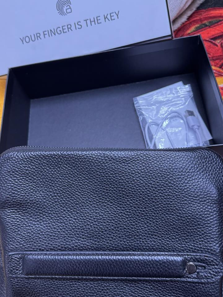 حقيبة بصمه اخذتها من النمور الي بشارع فلسطين بعدها جديدة بدون اي استخدام 
اخذتها ب 50 خلي سعرك واتساب واخذها 
واتساب ***********
