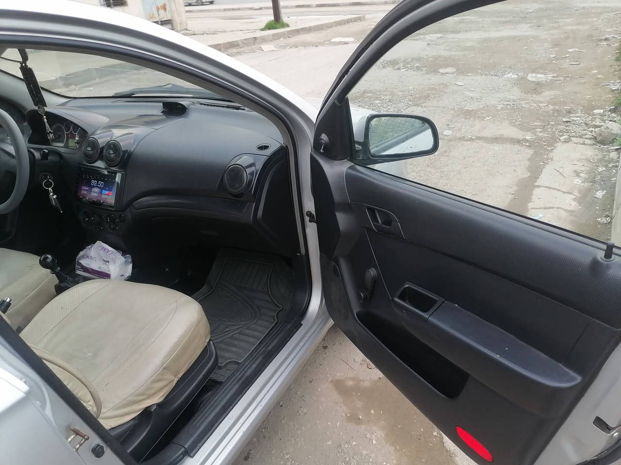 السلام عليكم عندي افيو ٢٠٠٧ رقم نينوئ خصوصي لون سلفر قطعتين صبغ سياره مال بيت سنويه ٢٠٢٧ تصقط مكان حي الوحده تحويل من شرعي رقم *********** السعر ٦٥ وبيها مجال تعال وادلل
