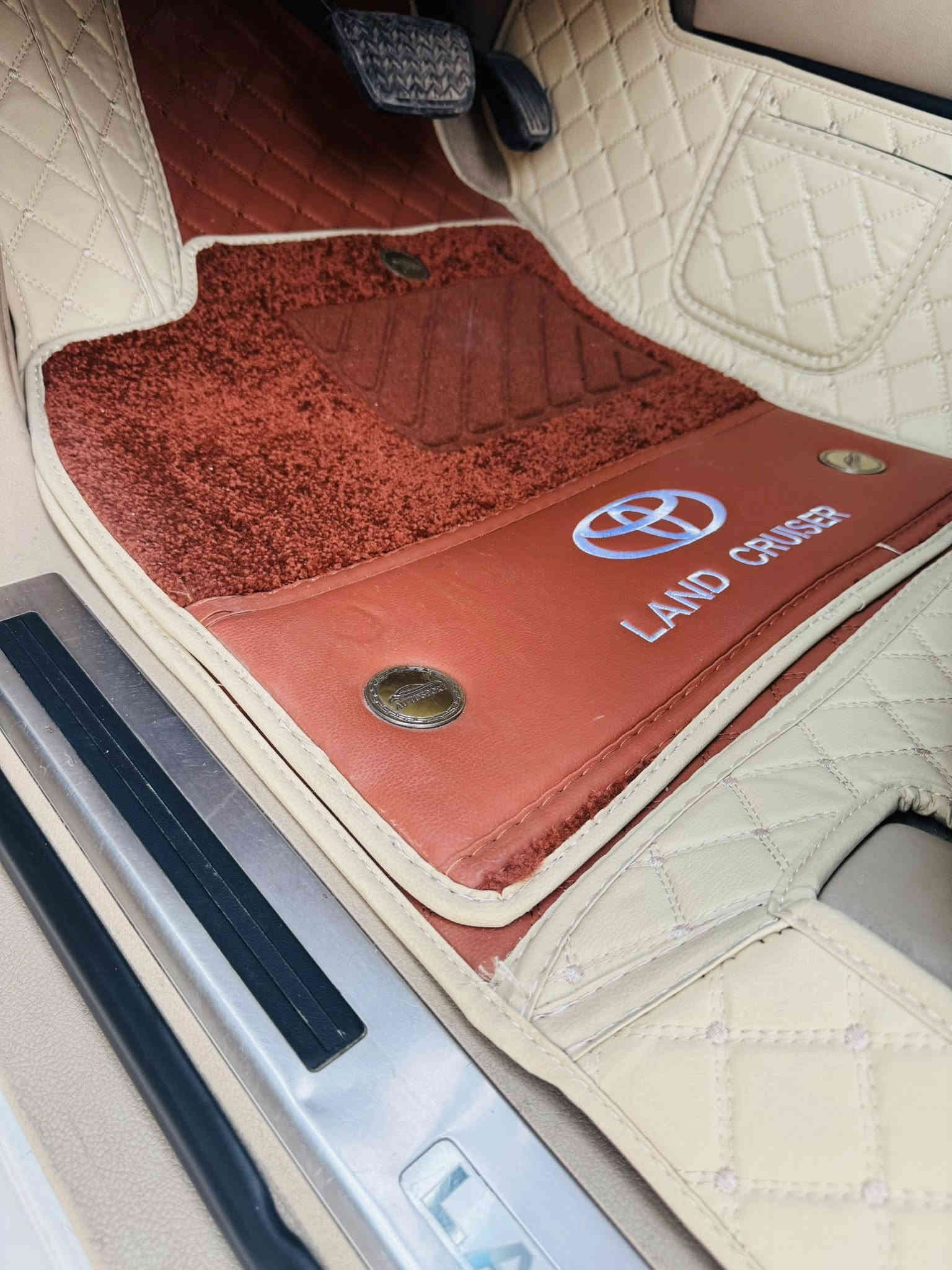 السلام عليكم للبيع لاندكروز موديل 2015 تكمة وسنويه بريم اصلي رقم بغداد بسمي مشروع وطني مكفول كفاله عامه من صبغ وتبديل وفتح 
فول مواصفات
بصمه تشغيل
بصمه ابواب
فتحه
كشنات جلد
كشن كهرباء ثلاث حركات
زراكات
مري شفط
مري قلاب
تحكمات ستيرن كامله
مثبت سرعه
سبعه راكب
ثلاث قطع تبريد
8ايرباك 
محرك v6 
حساس امامي
حساس خلفي
وباقي مواصفات بريم معروفة 
ماشيه 105الف حقيقي 
السعر (٤٣٠) وبيهة مجال بسيط 
للاستفسار اتصل على الرقم
*********** 
مكان السيارة بغداد البياع حي التراث
