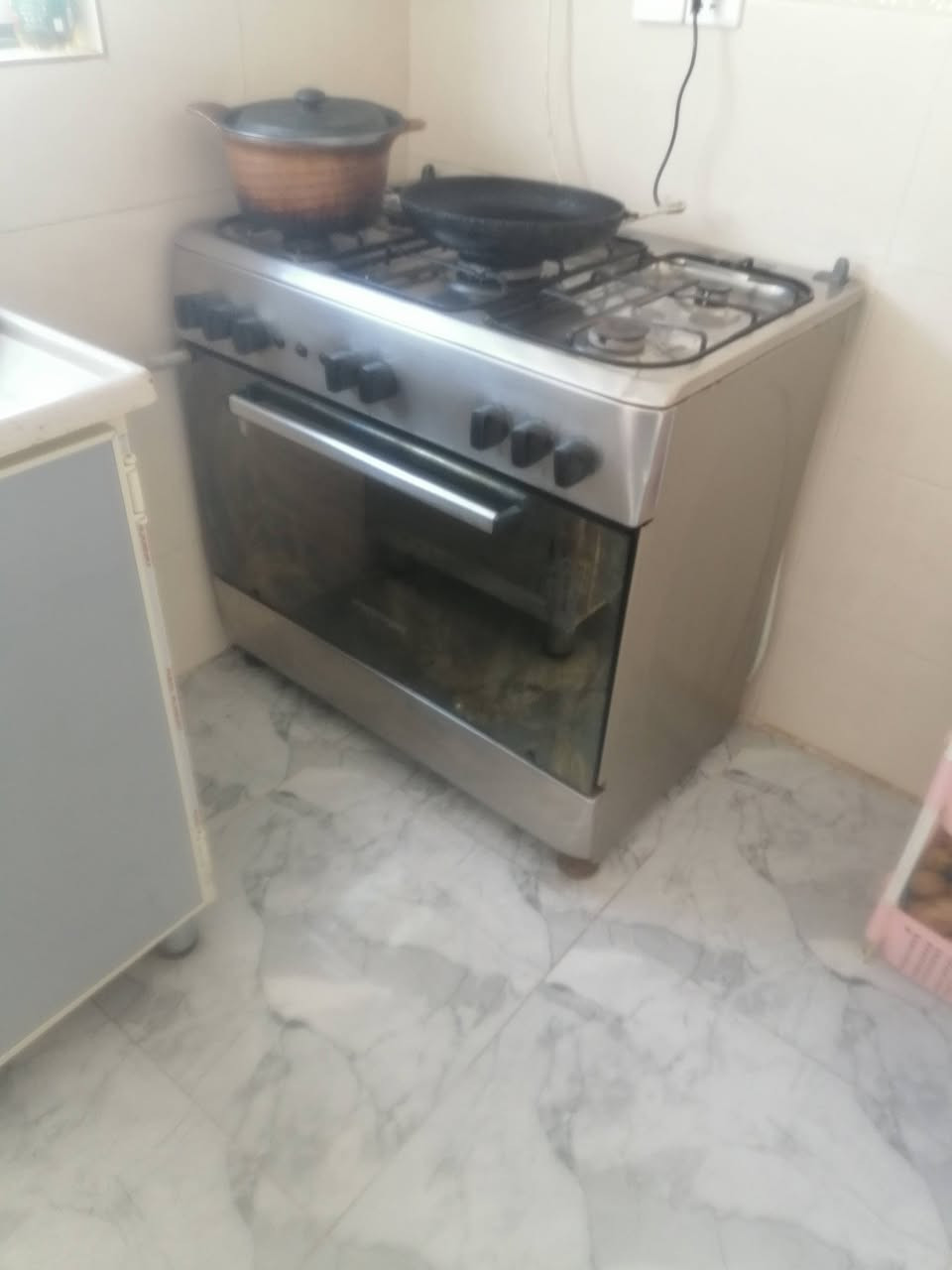 السلام عليكم طباخ ابو خمس عيون حجم كبير و ثلاجه حجم كبير السعر ثلاجه 175 وطباخ 175 مكاني بابل شارع 80 للاستفسار ***********
