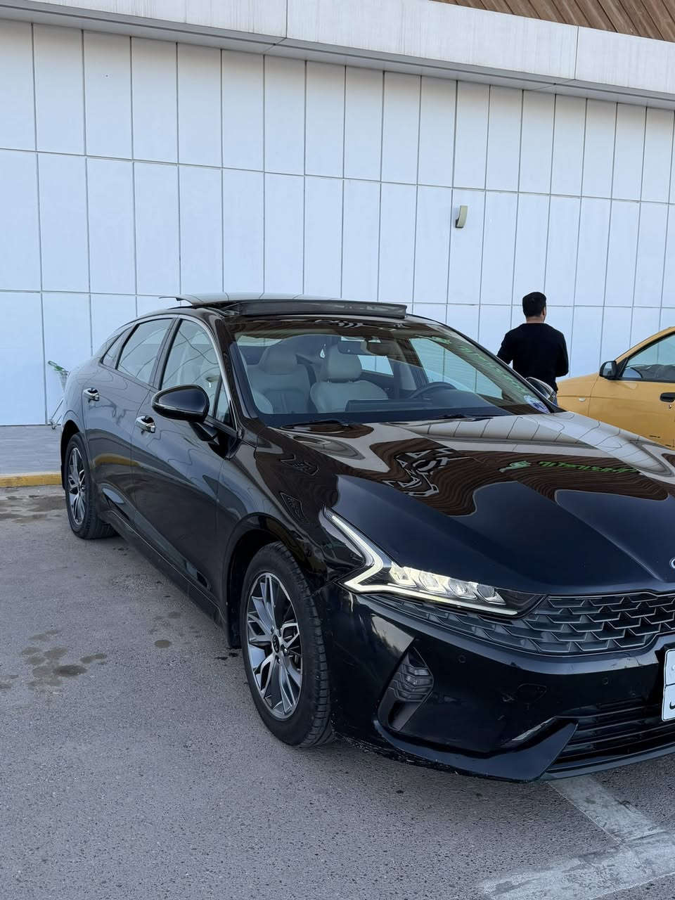 السلام عليكم
K5 للبيع
خليجي موديل 2021.. محرك 2500
فول مواصفات 
بنوراما + بصمه +كشنات تدفئة +ثلاث وضعيات قياده + قطعتين تبريد+ كشنات جلد وكهرباء 
بيه صبغ ربع باب +داير جاملغ الخلفي
السعر ١٩٥ وبيه مجال قليل
المكان بغداد البياع
***********
