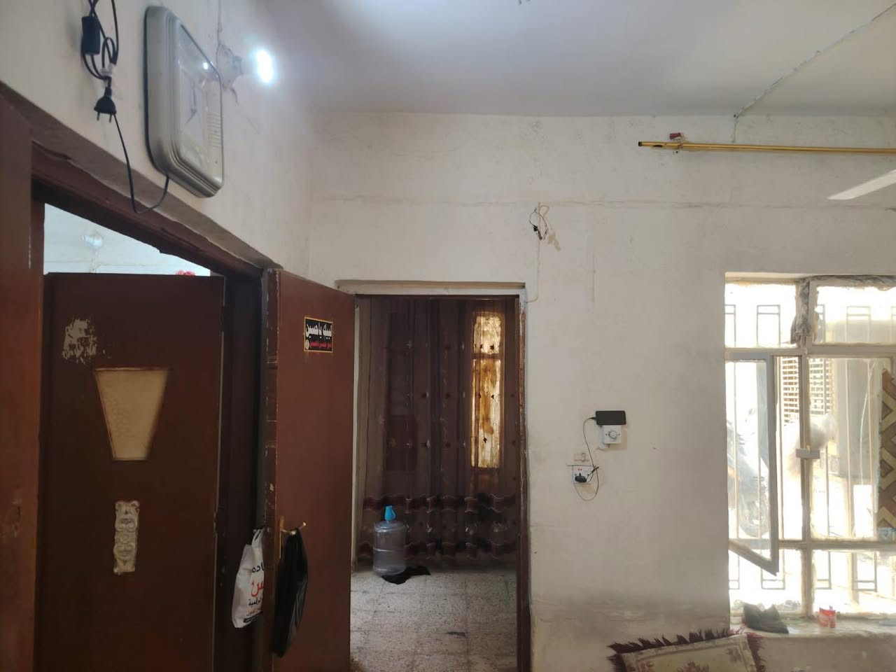 � من قسم عقارات مكتب أساس

🔥 بيت للبيع – موقع مميز ومساحة كبيرة 🔥

بيت سكني مرتب يصلح للسكن العائلي وبمواصفات ممتازة 👌

🔹 5 غرف
▪️ 3 غرف بالطابق الأول
▪️ غرفتين بالطابق الثاني
🔹 استقبال + هول
🔹 مطبخ
🔹 حمام
🔹 طارمة

📐 المساحة: 230 م²
📏 الواجهة: 11.5 م
📏 النزال: 20 م

📍 الموقع: العسكري الأول – قرب جامع الجوادين

📞 للاستفسار والمعاينة:
☎️ ***********
☎️ ***********
