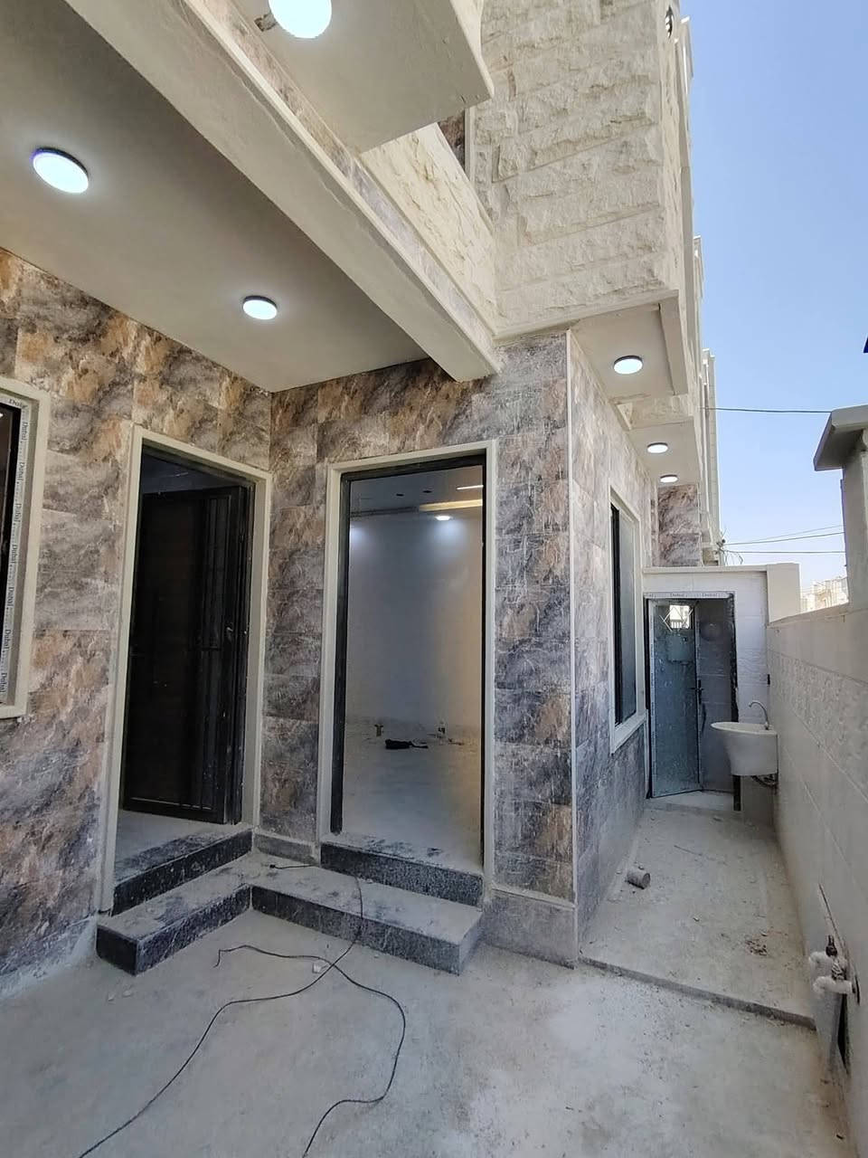 #عروض_مكتب_الدار_للعقار

دار للبيع حي الملايين الأولى

قرب شركه الاخشاب

المساحة 135 م واجهة 8 م

ط1)) غرفتين نوم واستقبال وصاله ومطبخ وصحيات

ط2)) 3 غرف نوم وصاله وصحيات

خدمات كامله ماء كهرباء تبليط

سند زراعي بستان ملك صرف

للاستفسار أكثر اتصل على الأرقام او 

 مراجعة مكتب الدار الكائن في بناء الجاهز مقابل الكمرك 

***********

***********

***********
