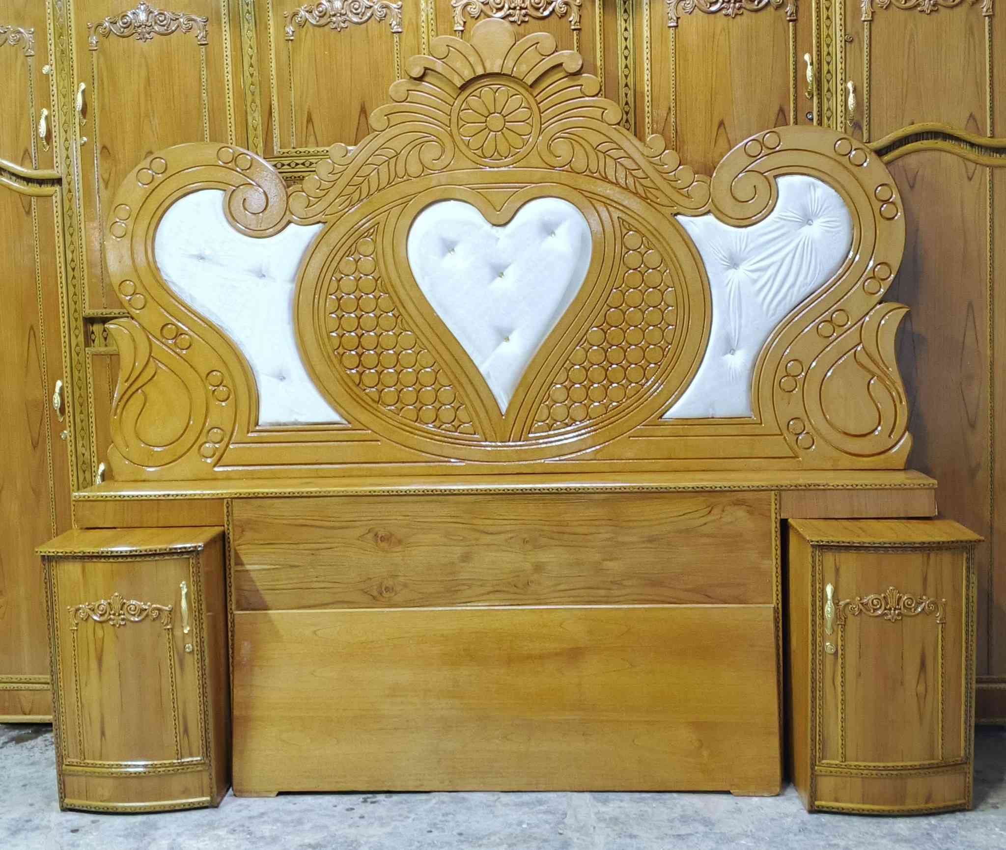 غرفة نوم مستخدمه صاج  اخت جديده مقوسه زاويه بعلو الكنتور وعرضه جربايه دوشمه تصميم تركي شغل عراقي ضهر كنتور ضب براغي جرجوبه  تخته بلويد اسود ومن جوه سيوره و6رجلين اضافه الى طبله ميز توليت العنوان بغداد موبايل ***********لدينا خدمة توصيل بكروه
