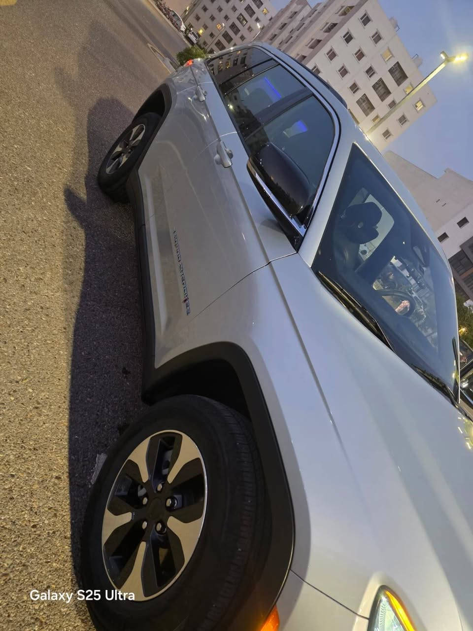 جيب كراند شيروكي هايبرد 2024 (( بدون اي نقص )) ‼️بيع فقط بدون مرواس‼️
الضرر: (صبغ نصف الجاملغ الامام فقط ) صور الحادث مرفقة
بدون ايرباك  
 ماشية ٧٧ كيلو
لون سلفر 
{ رقمه بغداد باسمي }
🟫 حجم المحرك ٢٠٠٠ تيربو جارج ٣٧٥ حصان مع محرك الكهرباء اسرع من الهيمي
نظام الشحن : الشحنة الوحدة تمشيك 50 كيلو بدون بانزين  + هايبرد + بلك ان🔌  
مع خيارات 3 تغير نوع المشي دگم
1-كهرباء فقط 
2-بانزين فقط  
3- كهرباء وبانزين تشحن نفسهة بنفسهة 
🔴 حساسات خلفية
🔴 ‏‎حساسات جانبيه بالمري
🔴 خمسة راكب المرغوب👍
🔴 رادار 360 درجة
🔴 تعريب الشاشة مع تنزيل وتصعيد الجام بالبصمة
🔴  تحديد مسار  
🔴  تبريد قطعتين امامي + خلفي تحكم  
🔴 ️خمس انضمة قيادة 
🔴 بانوراما على طول السيارة
🔴 دفع رباعي. 
🔴 كير ماوس مع وضعيات القياده المختلفه للجبال والطرق الوعره والرمال والطين
🔴 شفتات ستيرن 
🔴 هاند بريك بصمه 
🔴 ️مقود جلد + تدفئة 
‏🔴  Reverse Tilt Mirrors المرايا  المائلة عند الرجوع 
مواصفات 
1️⃣ لايتات لد 
2️⃣ تدفئه  كشنات
3️⃣ شاشات دجتل  شاشه كبيرة مع نفكيشن GPS بدون نت 
4️⃣ كراسي خزن ميموري  
5️⃣ سستم صوت ALPINEو دمام خلفي بلادي 
6️⃣ تشغيل عن بعد / مع بصمة عدد ٢
7️⃣ نظام محاكاة العجلة الذكي 
8️⃣ نظام ملاحة 
9️⃣ نظام قيادة ذاتية

السعر ::  ٣١٥

للأستفسار يرجى الاتصال☎️📞 
***********
***********
متواجدين من ١٢ ضهراً لل١ ليلاً

مكان السيارة بغداد
