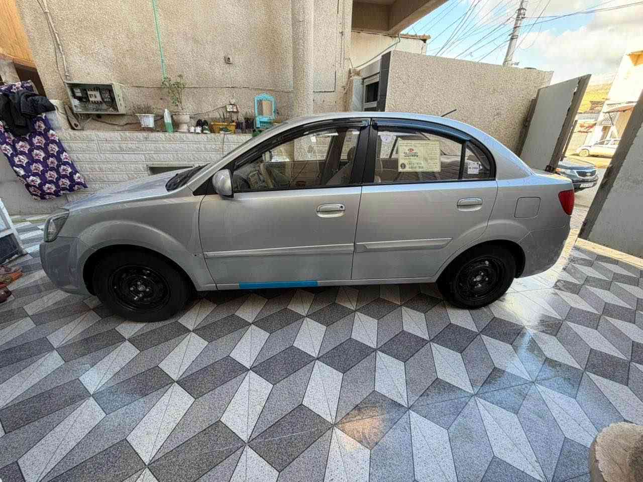 كيا ريو 2010 خليجي 
محرك 1600
تخم تاير جديد
صدر امامي خلفي جديد 
داخل مدوشم عام 
بدون ضرر ولا صبغ سونار داخل المنشور جديد 
رقم جديد سنوية وهزة جديد بسمي شرط تحويل 
العنوان ديالى بعقوبة ***********
السعر 93 بيهة مجال بصيط جدأ بعقوبة, ديالى
