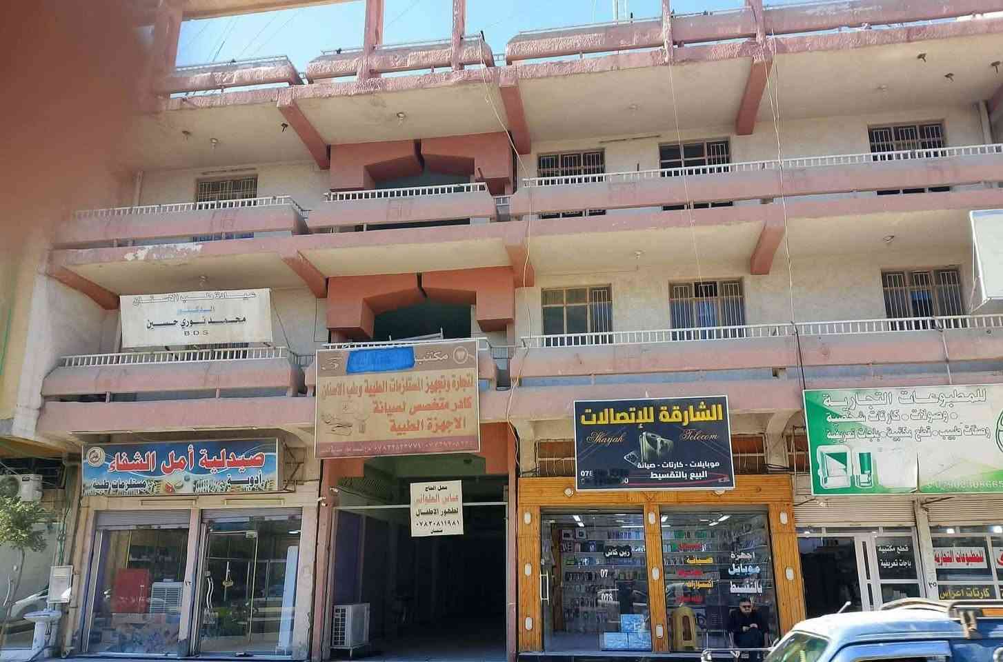📢 فرصة استثمارية وتجارية كبرى في قلب الفلوجة (بدون وسيط) 📢
للبيع، الإيجار، أو الاستثمار.. عقار تجاري بموقع استراتيجي مميز جداً يُلبي كافة المشاريع الطموحة!

📍 العنوان والموقع:
الأنبار - الفلوجة - حي الجمهورية - تقاطع مدرسة الجمهورية (قبل تقاطع العباسي - شارع الإسعاف الفوري).
✨ الميزة النادرة: يقع على شارع تجاري عريض (عرض 30 متر)، الشارع ممتلئ بالكامل بالمولات والعقارات التجارية الفخمة، مما يضمن حركة زبائن مستمرة وزخم تجاري عالي.

📐 تفاصيل العقار والمساحة:

المساحة الإجمالية: 380 متر مربع.

البناء: متكون من 3 طوابق كاملة (في حال رغبة الشراء).

في حال الإيجار أو الاستثمار: المعروض هما الطابقين (الثاني والثالث).

💡 المشاريع المقترحة (العقار يرهم لكل شيء بفضل موقعه):
بسبب التصميم والموقع الاستراتيجي، العقار يصلح تماماً ليكون:

مجمع طبي أو مذخر أدوية فخم.

مدرسة أهلية أو معهد تدريسي ومؤسسة تعليمية.

مول تجاري أو مجمع تسوق.

قاعة رياضية (جم نسائي أو رجالي) متكاملة.

كوفي شوب عائلي راقي أو شبابي متميز.

مقر لدائرة حكومية، شركة كبرى، أو جمعية.

مخازن تجارية واسعة وآمنة.

💰 الامتيازات:

ملاحظة هامة جداً: الاتفاق والتعامل مباشر مع صاحب العقار فوراً وبدون أي وسيط (يعني ماكو دلالية ولا عمولات).

📞 للاستفسار والتواصل:
يرجى مراسلة رسائل الصفحة مباشرة، أو ترك تعليق وسيتم التواصل معكم فوراً.

#بوابة_الأنبار #عقارات_الفلوجة #استثمار_الأنبار #عقار_تجاري #الفلوجة #حي_الجمهورية


**إذا كنت صاحب هذا الإعلان وتريد حذفه لأي سبب، رجاءا أرسل رسالة إلى الدعم الفني**