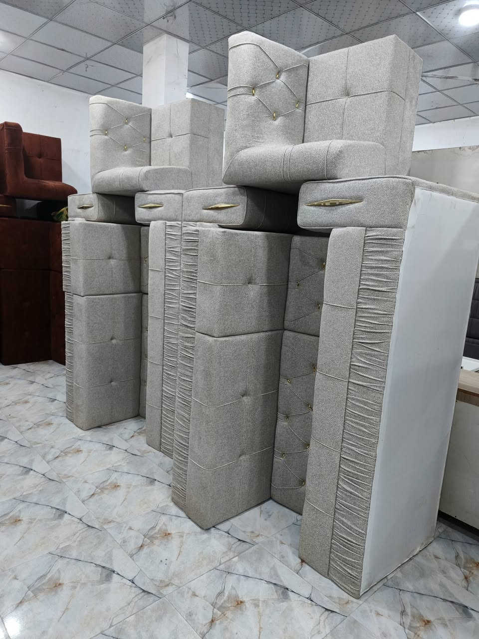 السلام عليكم زبائنا الغالين تم وصول الحاويه اليوم 

تخومه دواوين تفصال وجاهز حسب طلب 

 (نواع لوان شغل درجه اولى جديد ضمان 5 سنوات)

ديوان 7متار حرف L ٥ قطع ١٠ مقاعد مع ٤ كوشيات

تخم ٨ متار ضمان ٤ سنوات ٥ قطع ١٠ مقاعد ضخم وثكيل

العنوان الناصريه الإسكان الصناعي نزلت جامع الكبير بالبدايه 
قرب ورده منزلي
رقم الهاتف 
***********  // ***********
