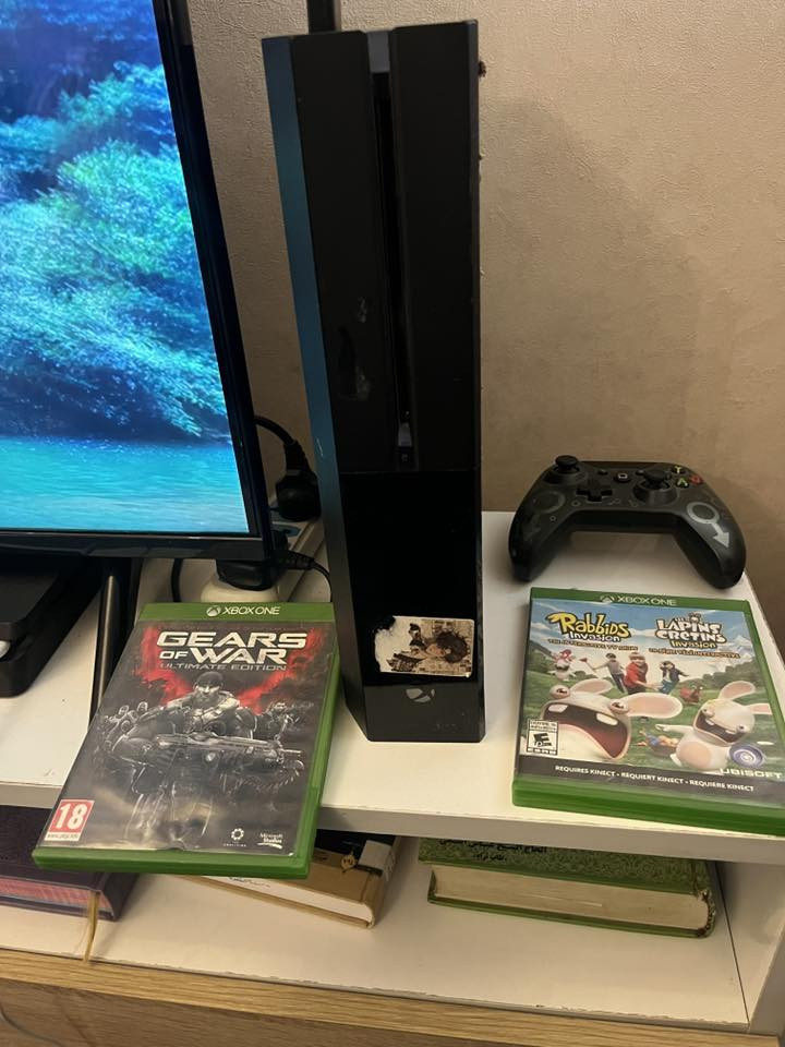 السلام عليكم اكس بوكس وان للبيع ويا جوستك وهاي الثلاث العاب وبي اشتراك كيم باس وفورزا وهاي السوالف بس ماعرفله وارد ابيعه , سبب البيع عندي بلي وماحتاجه قيم باليرضي الله وتعال وتشلع عيوني 
مكاني الغدير رقم تلفوني ***********
