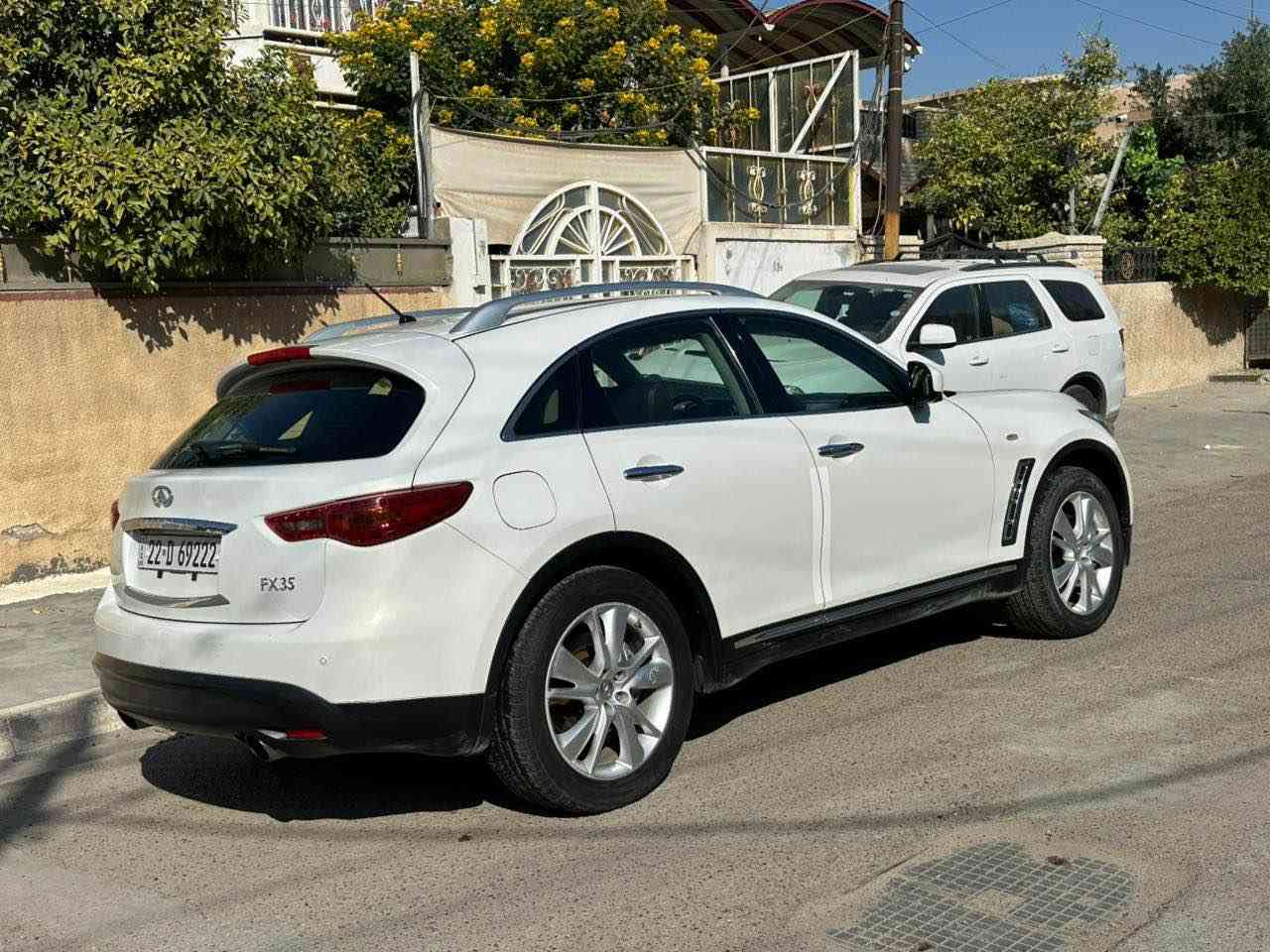 انفنتي fx 2012 خليجي 
سيارة هبدون حادث فقط شخوط بسيطة موضحة بالسونار  مع بارد بخشم الجاملغ الامامي
وتكحيل كارت
كير و مكينة بحالة جيدة
فول موصفات 
داخل قهوائي
كشنات تدفئة تبريد 
شاشة خلفية
كامرات 360
هزة وسنوية جدد تحويل مباشر باسمي 
السعر 13,800$
مكاني العامرية
*********** بغداد, العراق
