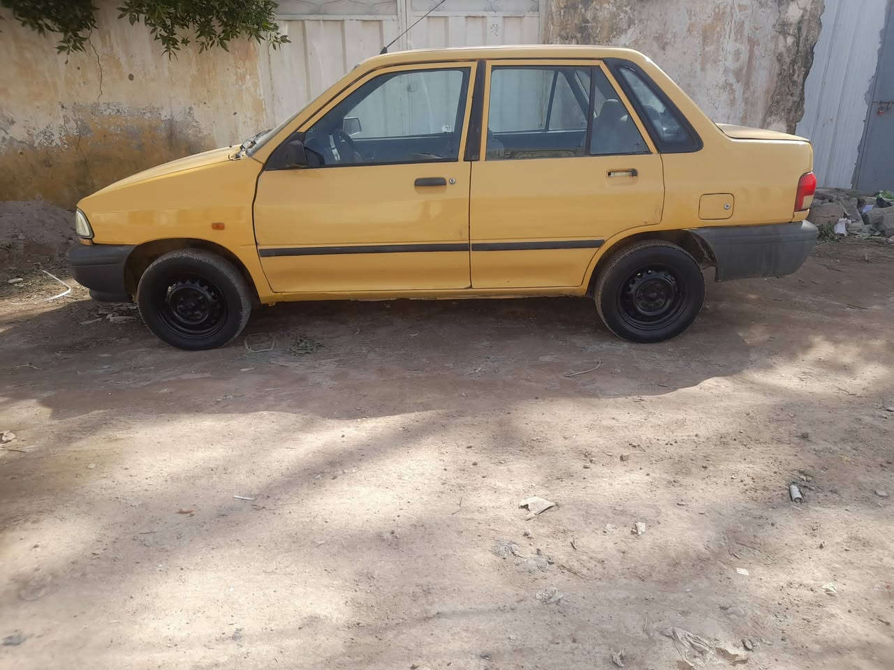 السلام عليكم سايبه  للبيع مديل 12 مصفره هيئه وغرامات رقم واسط سنويه لل29  مكينه كير خير من الله تخم تاير جديد شراي اتصل*********** مكاني واسط السعر 23 وبيها مجال بسيط مستعجل
