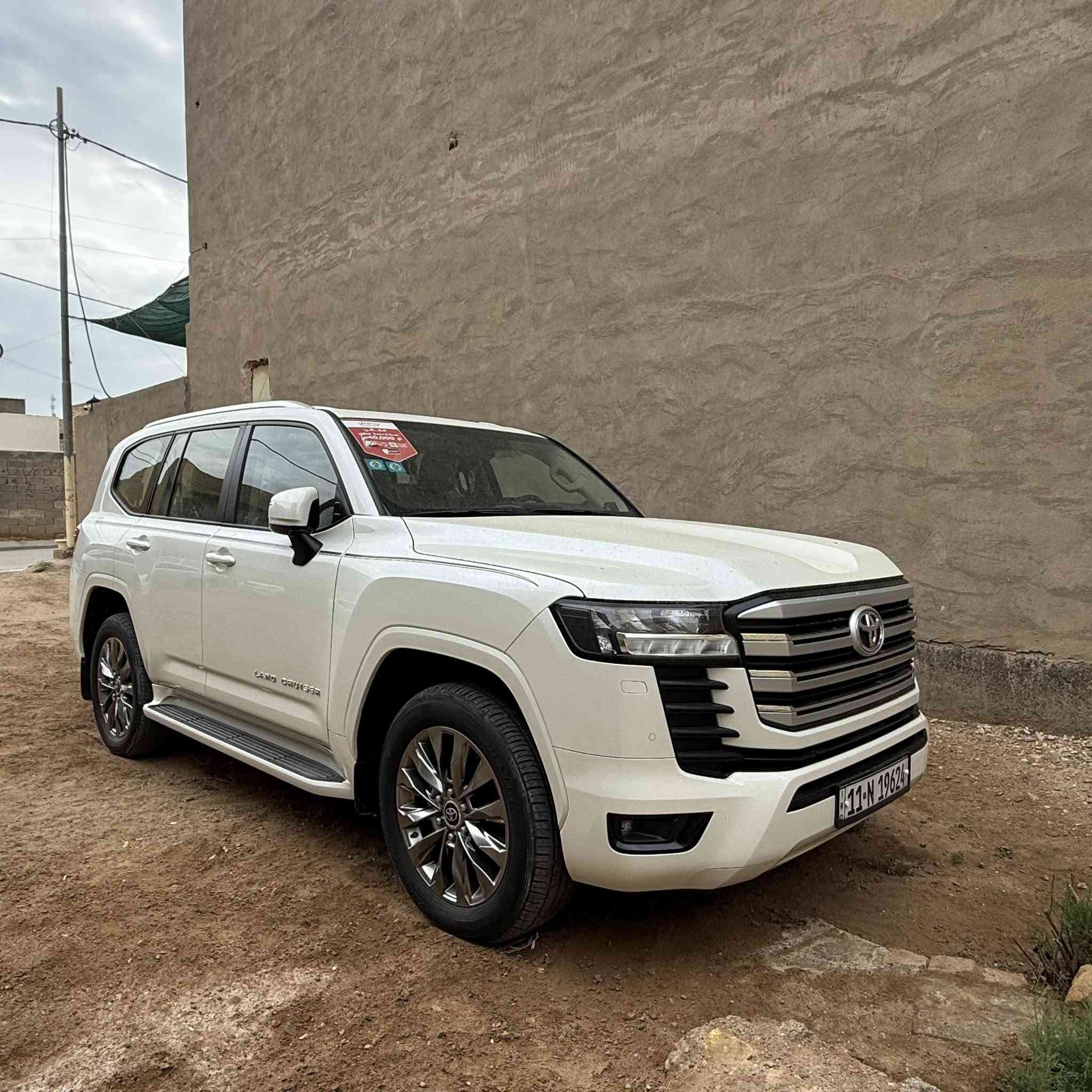 السلام عليكم 
للبيع لاندكروز 2024 SAS 
كفاله عامه ماشيه 20 الف 
فول مواصفات رقم بغداد باسمي 
السعر 700$ مكان السياره واسط الكوت 
***********
