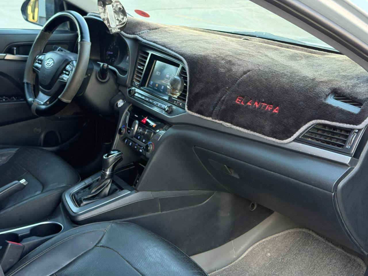 السلام عليكم 
هونداي النترا  2017 وارد امريكي فول مواصفات 1/1 محرك 2000دوش جديد ماشي 146 حقيقي رقم ذي قار نگليزي   
حره تحويل  هزه وسنويه ولوحات جديد  بيه البنيد فقط تبديل   بدون ضرر داخلي  وخشم الجاملق صبغ فقط 
 المواصفات 
 بصمه تشغيل وابواب وجنطه
كشنات جلد
 شاشه كبيره كامره دواره 
 كشنات كهرباء 
 حساسات اماميه خلفيه 
 ويل كب كروم مع تخم تاير 
 بك لايت لد  
 لايتات والكشاف 
 رادارات جانبيه خلفيه كله شغال 
 تحكم استيرن فول مع ثلاث انضمه قياده 
السياره جاهزه كير محرك حداديه تبريد  شرط الفحص 
السعر120 وبيه مجال 
للاستفسار *********** مكاني ناصريه مركز
