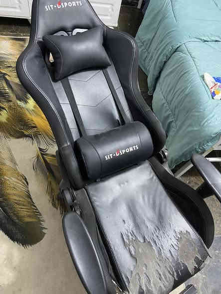 ميز وكرسي كيمنك الميز نضيف طولة 120 عرضة 60 وكرسي نضيف بس الجلد مال كعدة شوية تعبان بس الإسفنج كلشي مابي ثنينهن 150 بيهن مجال مكاني بغداد رقم ***********
