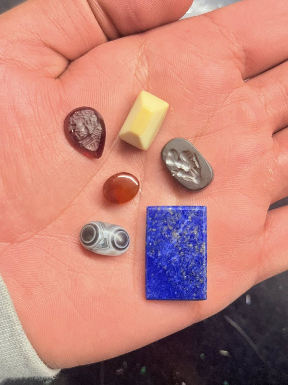 متاح احجار
توصيل موجود
كلهن شلع 
***********
