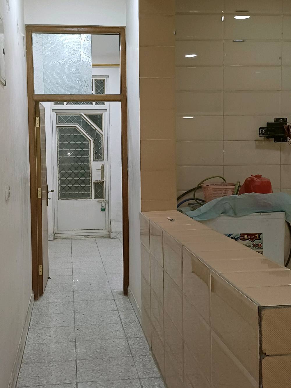 بيت للبيع  /// ثلاثة طوابق /// اربع غرف ////////
بغداد /// حي القاهرة /// قرب سوق علي النعمة ///
ملك صرف ... وباسمي ///  
المساحة 110 متر مربع // الواجهة  5.5 والنزال 20 الطابق الأول ////////////////////////////////////
حمام خارجي / استقبال / مطبخ / حمام مشترك / غرفة نوم 
الطابق الثاني ////////////////////////////////////
غرفة نوم سويت / مطبخ كبير / حمام مشترك / غرفة نوم ثانية 
الطابق الثالث ////////////////////////////////////
غرفة نوم/ حمام للغسالة / سطح كيير 
البيت كامل من كل شيء باستثناء الواجهة ( لبخ ) 
تم الانتهاء من بناء البيت في  1 / 10 / 2019
السعر ( 440 ) مليون دينار وفي مجال بسيط
للاستفسار الاتصال على  الرقم (   ***********   ) 
ملاحظة : البيت مصمم لسكن عائلتين ....
والسلام /////////////////////////////// 