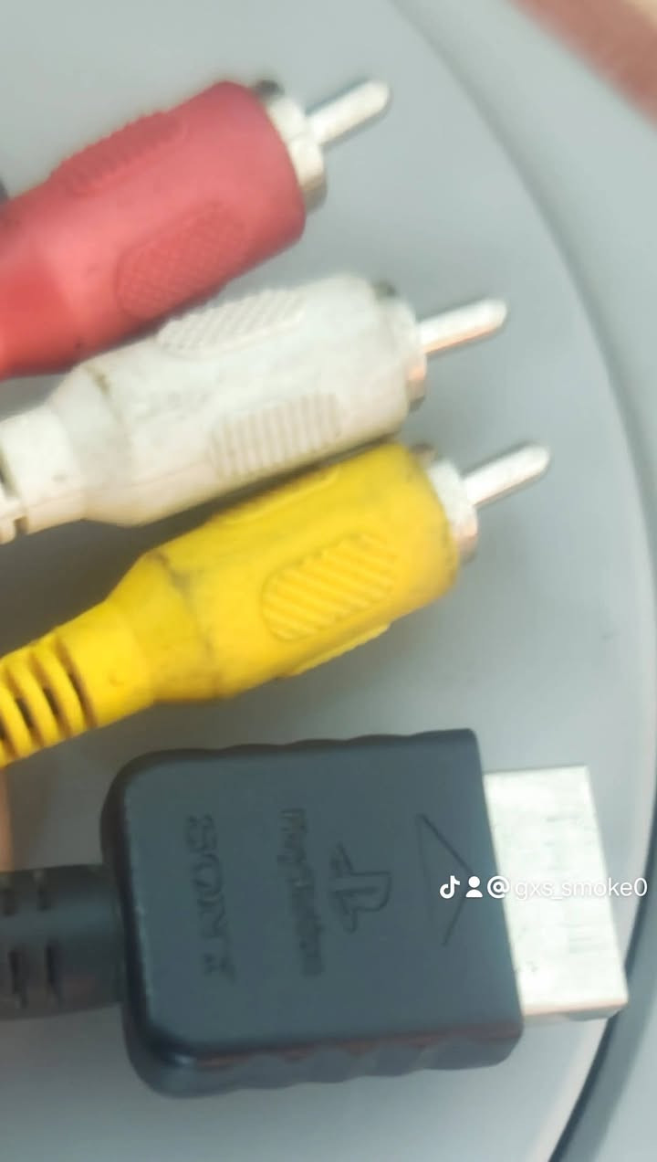 السلام عليكم بلي 1 للبيع انت من تاخذة اعتبرة جديد متروك من ال 2012 
1 بلي 
2 دبل جوستك اصلي 
3 كيبل ال AV اصلي مال سوني البلكارتونة 
4 كيبل البور الاصلي
5 قرص gta2 اصلي او اي قرص يعجبك 
6 ميموري كارد داخلي 
7 الجهاز free region يشغل اقراص اصلي وكوبي
8 عينة الجهاز طلقة بسحب القرص وسريعة حيل 
السعر كامل ب 65 الف وبي مجال حيل بسيط
للطلب او الاستفسار الاتصال على ***********
