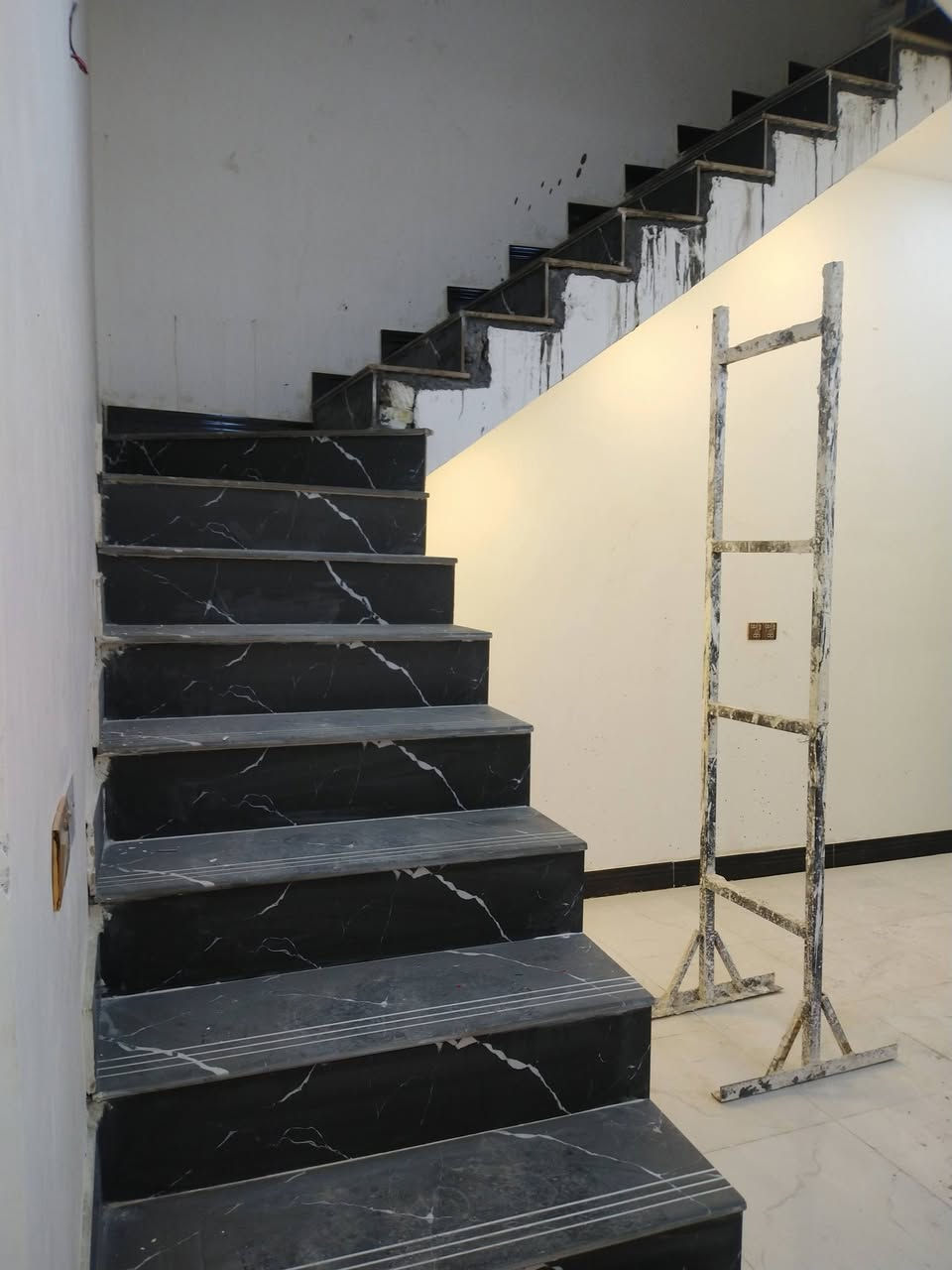 السلام عليكم

نص بيت للبيع في حي الشرطه

قرب دائره الكهرباء مساحه البيت ١٠٠ متر

البيت بناء حديث زيرو البيت بعده ما مسكون بيه سعر البيت 110 بيه مجال الشراي

***********
