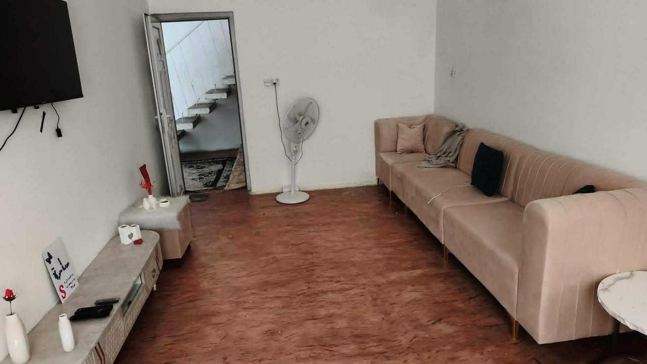 عدنه بيت بداركناره 
125 متر طابو 
متكون من غرفه استقبال ومطبخ وصحيات  وحوش
وفوك بي غرفه 
عنوانه داركناره بفرع مندي كرم اليمني 
 سعر 75 مليون بي مجال
اي احد يريد رقم 
***********
