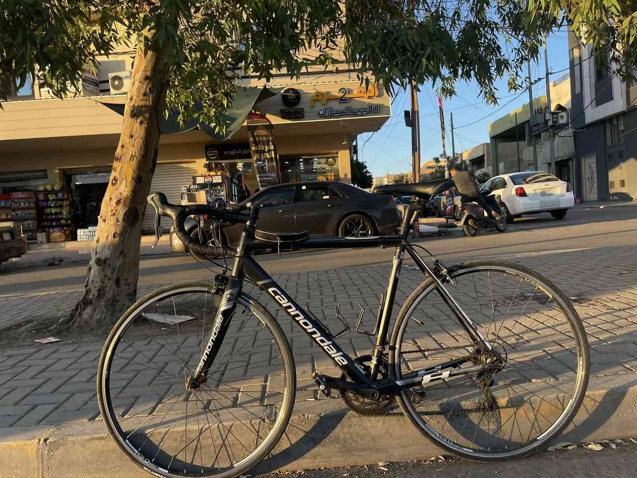 للبيع دراجة احترافية ماركة Cannondale  - (حجم 54) - CAAD8 ✨🚴‍♂️
دراجة Cannondale CAAD8، ماركة عالمية مشهورة، مصممة خصيصاً لعشاق الطريق المفتوح والتمارين الرياضية.
• الفريم مصنوع من الألمنيوم (Aluminum)، خفيف جداً، قوي، ومتين، يخليك تتحكم بالدراجة بكل سهولة.
• الماشة (الفورك) من كاربون فايبر (Carbon Fiber)، وهذا يطيك امتصاص اهتزاز عالي وراحة إضافية بالمسافات الطويلة.
• قياس الإطارات: C700 — 28، إطارات ثابتة، سريعة، ومثالية للطرق المعبدة والطلعات الطويلة.

الدراجة بحالة ممتازة، نظيفة مثل الجديدة، الكير شغال بدون أي مشاكل، والفرامل قوية جداً، يعني أمانك مضمون 100%. التواير بحالة شبه جديدة، الكرسي مريح، كل قطعة بيها مختارة بعناية .

⸻
المميزات اللي تميزها:
• تصميم رياضي وراقي يخليك تطلع بأحلى شكل.
• فريم ألمنيوم خفيف، سهل الحمل والتحكم.
• ماشة كاربون فايبر، تضمن راحة أكبر وتقلل الاهتزاز حتى بالسرعات العالية.
• كير احترافي، يبدل بسلاسة خرافية وكأنك طاير مو راكب.
• إطارات C700 — 28 تعطيك ثبات عالي وسرعة رهيبة.

⸻

هدايا مجانية ويا الدراجة :
خوذة أصلية، تحميك وتكمل ستايلك الرياضي.
مطارة ماء احترافية، تبردك بالطريق.
كامره تصوير مغامرات مستعمله مره وحده .

للتواصل واتساب فقط *********** العنوان موصل 
السعر 450 الف
