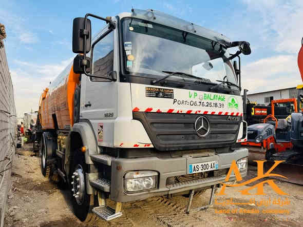 🔸 شركة أرض أكــاديـا 

• مكنسة مرسيدس (شافطة ) ( مكنسة شارع )
• وارد : المانيا 
• المواصفات : كنس  جهتين + وسط ، شفط يمين يسار خلفي فاكيوم  ، كامرة  ، مرشات ماء ،  
• الحالة :  نظيف جداً مباشرتاً الى العمل 
• الموقع : بغداد النهضة شارع الظلال 
• للتواصل : ***********
