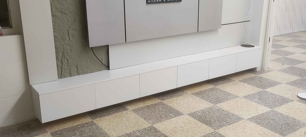 مێزی تیڤی بە ڕەنگی ساجی و سپی بە هەردوو شێوازی هەڵواسین یان قاچی هەبێت دوو مەتری نرخی 75 هەزارە
مەترو نیوی نرخی 60 هەزارە گڵۆپی لیدی پێوەیە و گەیاندن و هەڵواسین تەنها 5 هەزارە بۆ ناو شاری سلێمانی لە بەکرەجۆم
*********** السليمانية, العراق
