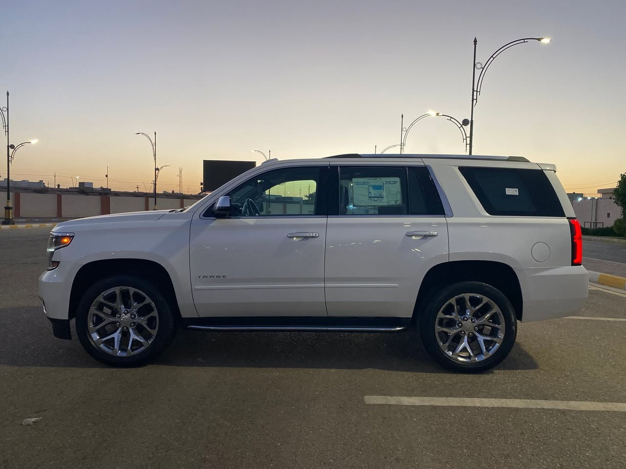 الفخامة و الهيبة الامريكية 🔥🔥
Chevrolet Tahoe 2020.
 تاهو ٢٠٢٠
مواصفات Premier اعلى فئه بالتاهو 
لون الداخل جملي 
داتا شو الشاشه الاكبر حجم ثلاثه ازرار تحكم 
بالداتا شو 
تحكم بمستوى السكليتر والبريك من الدشبول 
مقاعد تدفئة و تبريد
خزن ميمور
فتحة سقف 
شاحن لاسلكي
شاشة كبيرة
داتاشو
ثلاجة تبريد ومجمد
كاميرة بالمراة الامامية
مكينة ٨سلندر حجم ٥.٣لتر 
ماشية١٢٣ الف كم و بحالة جداً ممتازة 
السيارة مكفولة بدون دعم و صبغ و اخر سيرفس في وكالة المنصور يعني السيارة كاملة مكملة 
السياره تخم تاير تخم ويل كروم بدون اي ملاحضه بجسم السياره بالداخل والخارج السياره اني مالكها الثاني وعلى ايد وحده جديده جداً وبالخير على الي اصير من نصيبه سياره جديده وحيل حلوه نصبتها 
رقم بغداد باسمي  الدولي و اكيد شرط التحويل
سعر السيارة فقط 39,000$ بيها مجال للطيبين

السيارة موجودة بالانبار - الرمادي اي استفسار اتصل علي الرقم 
((***********))
