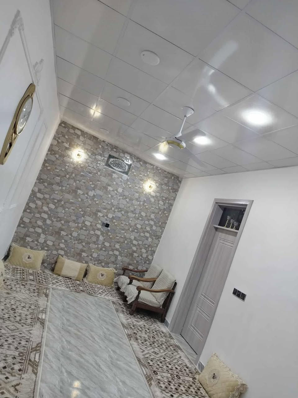 🏡 بيت للبيع –  مقابل حي الأمين قرب مكتب مرام / مقابل أبو التنانير
📐 المساحة: 100 متر

🏗️ البناء: طابوق عكادة – جديد (عمر البناء 4 أشهر)

🔹 المواصفات:

غرفة نوم + صالة + استقبال + مطبخ + منور + حمام داخلي وخارجي

🔸 موقع مميز: نزلة عن الشارع العام بـ 10 دقائق، قريب من مدرسة، البيت زراعي

💰 السعر الكلي : 45 مليون قفل

📞 للاستفسار : ***********
