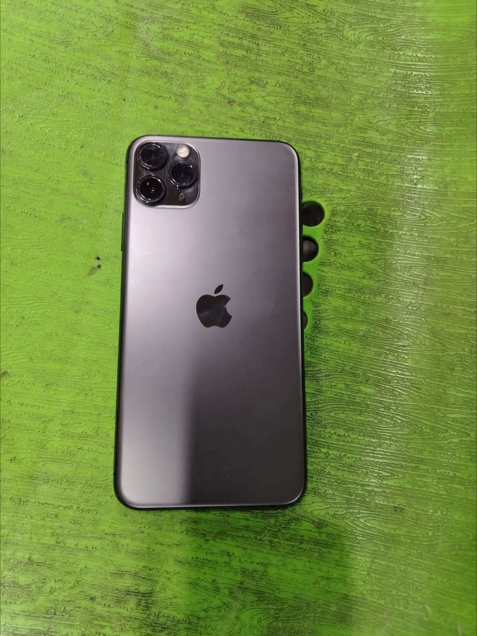 آيفون ١١ برو ماكس للبيع. ٤٥٠ الناصريه مركز ***********
