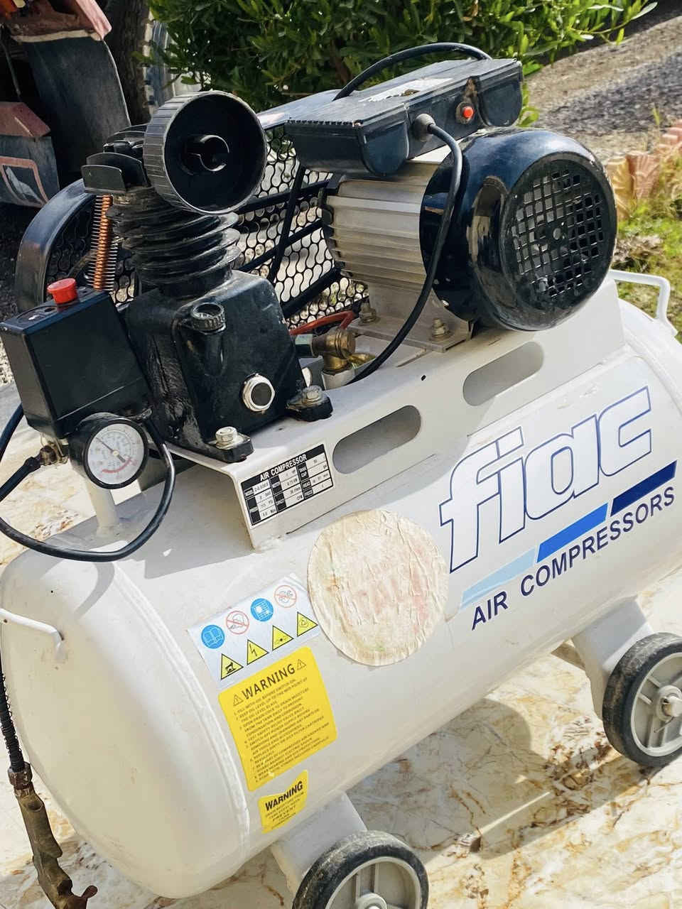 السلام عليكم. 

تاروسه (ايطالي الاصليه ) شرط الشغل
السعر175. 
هاتف. ***********.
