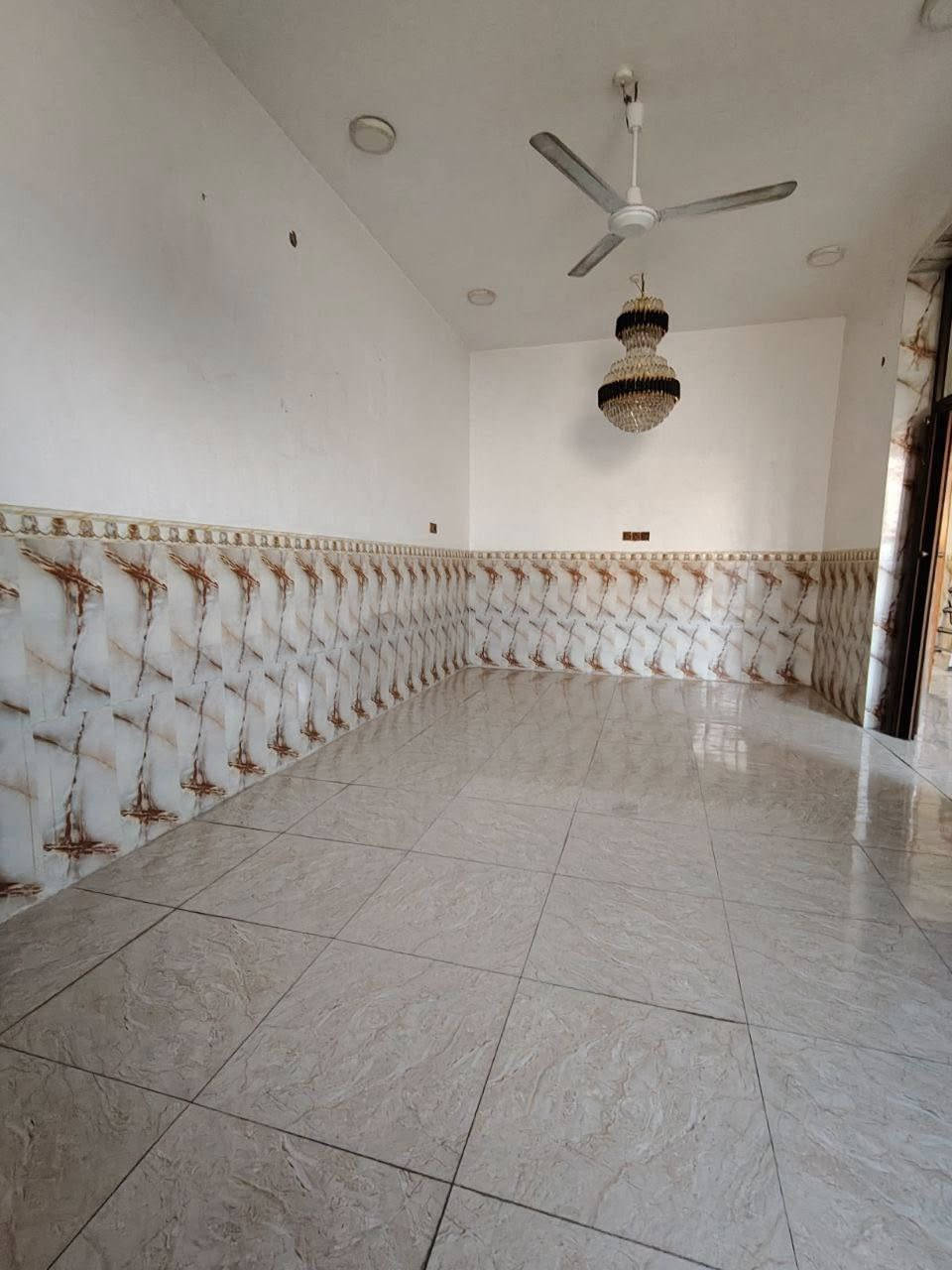 السلام عليكم 

بيت للبيع 100 متر مربع 

المكان ابو خستاوي شارع سيد علي خلف حسينيه موسى الكاضم داخل الفرع عن الشارع 50 متر 

يحتوي على مطبخ مع صاله مع غرفه مع كندور ويا المطبخ مفتوح على الصاله 

للاستفسار ***********
