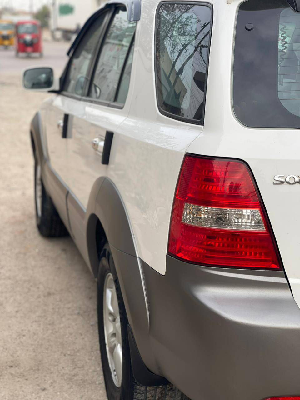 السلام عليكم 
 سورنتو 2007
وارد خليجي سياره اعلى فئه فول مواصفات بيه صبغ قطعة ونص 
رقم بغداد 
تحويل مباشر 
المواصفات 
فتحه سلايت 
داخل جلد 
فورويل 
شاشه كامره 
حداده حلوه
دواخل جلد 
تبريد ثلج شرط 
محرك 6 كفاله 
كير مكفول 
تحكم استيرن 
وباقي المواصفات المعروفه 
سياره ما متعوبه
مكان السياره بغداد 
رقم الهاتف ***********
