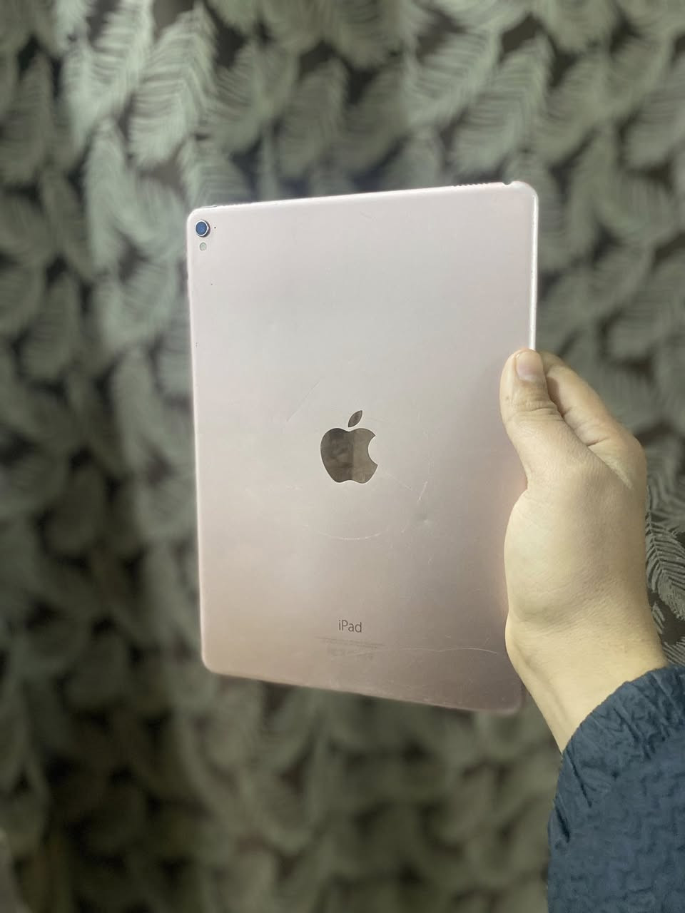 السلام عليكم ايباد ايفون8 بي شخوط ب الشاشة وبي شوية شخوط ب الضهر مثل ما موضح بطارية شوية تصرف شحن بلبوبجي ماعرف شكد مالاعب بي بوبجي مبايل ابد ما مفتوح ولا داخل مصلح كامرتة حلوة بس من تسجل فيديو الصوت يطلع مغوش ماعرف شنو يرادلة مثل ماكتلكم ماداخل تصليح ابد ابد سعرة200وبي مجال قليل كلش مكاني بغداد مدينة الصدر  هـ ‭0776 567 3500‬
