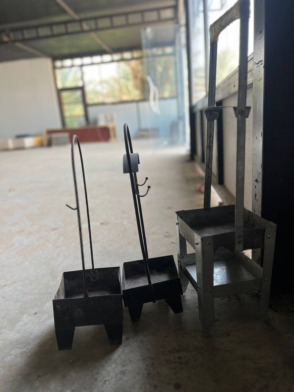 ٢٠نركيله 
شوايه همبركر
ميز خشب ٣متر بلوك اسود الثخين 
مطفايات جكاير وحريق 
منضده بلباكيت ما ملعوب بيه 
هذا رقمي كلشي بسعره واليريد يخابر ويدلل بسعر ***********
