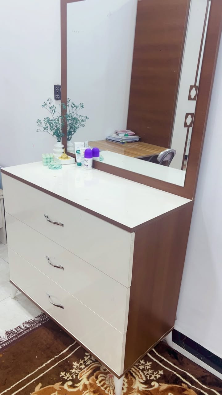 غرفه تركيه
غرفه تركيه مستعمله قليل 
ما نايمين عليها 
النقص بس سجه مال كنتور 
السعر 350 وبيها مجال 
الرقم ***********
