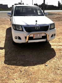 هايلكس للبيع موديل 2013 السيارة بيهة  ثلاث قطع يعني بجم السيارة كير ات...