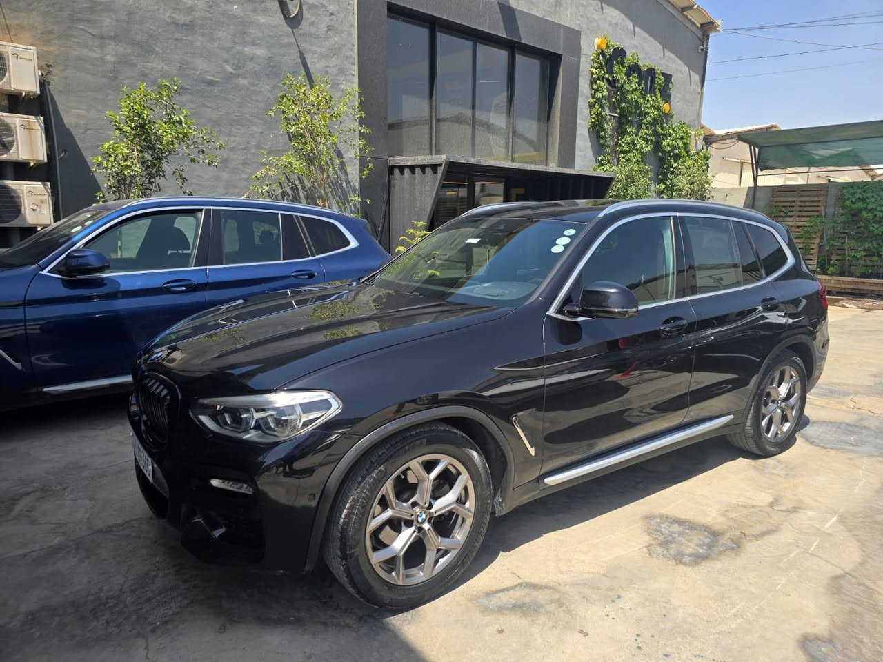🚘 للبيع BMW X3 xDrive30i موديل 2021

✨ مواصفات فخمة وأداء قوي جداً

🔹 محرك 2.0 TwinPower Turbo
🔹 4 سلندر تيربو
🔹 قوة 248 حصان
🔹 جير أوتوماتيك 8 سرعات Steptronic
🔹 دفع رباعي ذكي xDrive AWD
🔹 تسارع 0-100 خلال حوالي 6 ثواني
🔹 ماشية: 80 ألف كم

✅ المواصفات الداخلية:
• شاشة وسطية 10.25 إنش
• نظام BMW iDrive
• Apple CarPlay & Android Auto
• عدادات رقمية
• مقاعد كهربائية مع Memory
• فتحة سقف بانوراما
• إضاءة داخلية Ambient Light
• باب خلفي كهربائي

✅ أنظمة الأمان:
• حساسات أمامية وخلفية
• كاميرا رجوع
• Lane Departure Warning
• Blind Spot Monitoring
• Front Collision Warning
• Brake Assist
• 6-8 وسائد هوائية

📦 صندوق واسع جداً ومناسبة للعائلة والسفر
⛽ اقتصادية بالبنزين مقارنة بالأداء

🔧 ملاحظة: الدعامية الأمامية مبدلة والإيرباك سيستم

السيارة نظيفة جداً والاستعمال ممتاز
📍للمهتم التواصل خاص السعر دفترين و80 ورقة أربيل, العراق


**إذا كنت صاحب هذا الإعلان وتريد حذفه لأي سبب، رجاءا أرسل رسالة إلى الدعم الفني**