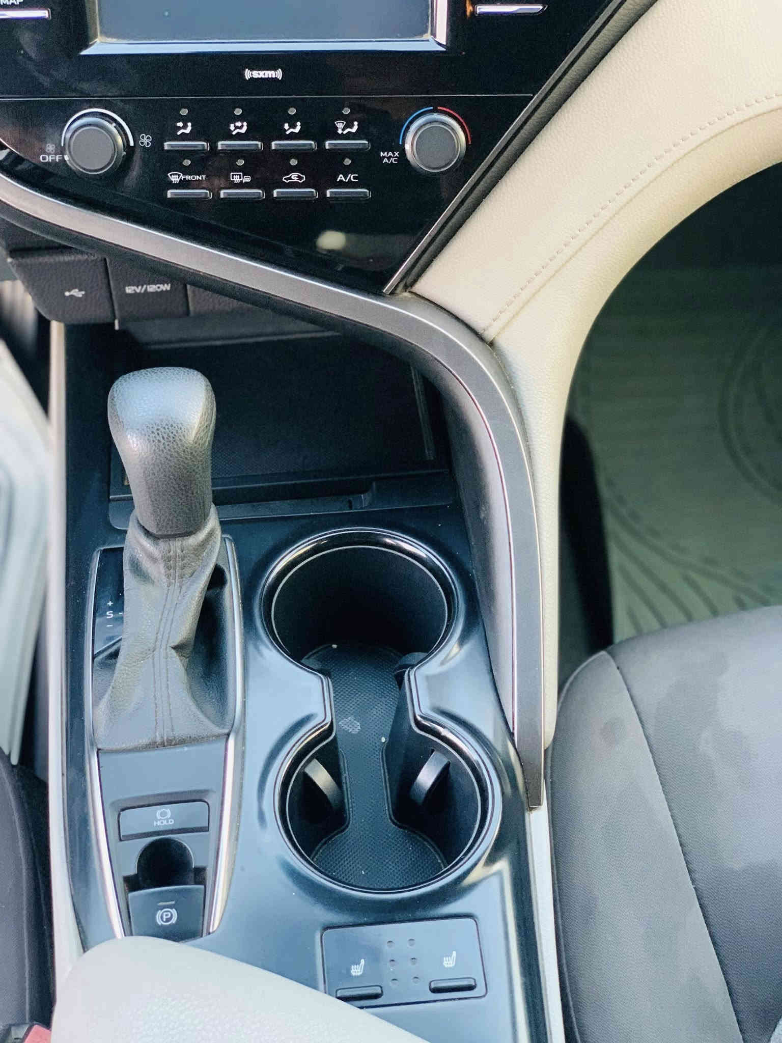 السلام عليكم
كامري موديل 20 LE بچم كبس ضرر خلفي 
رقم سليمانية سنوية وهزة جديد ماشيه71
ضرر قطعتين جاملغ وقبق الصندوگ تبديل 
بچم كبس 
السعر 185 
***********
