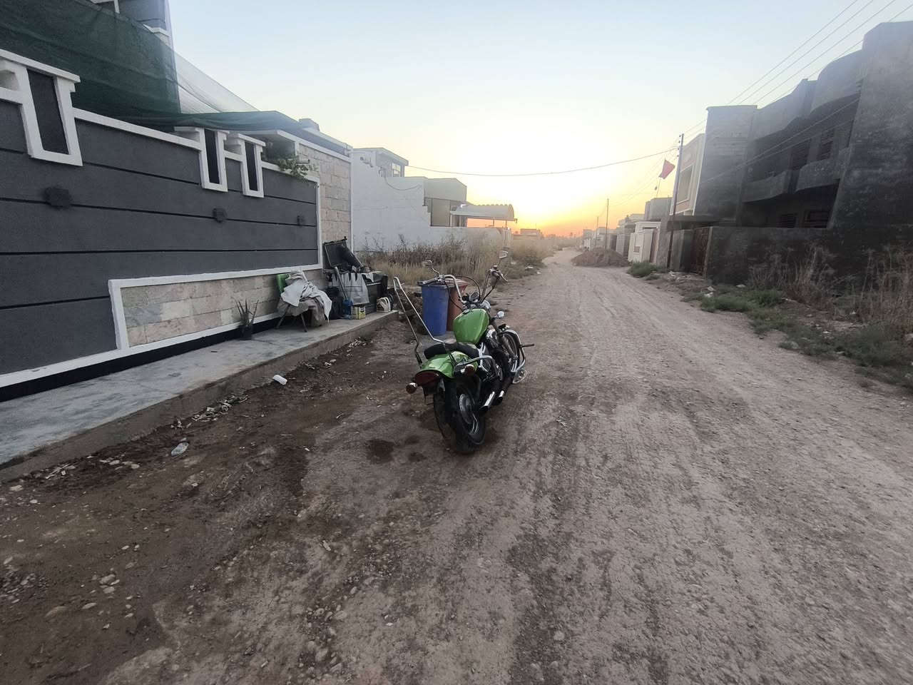 بسم الله الرحمن الرحيم
سلام عليكم شباب دراجة نوع Honda steed 400cc 
دراجة مميزة وتعديلها جدا مميز ( لونها اخضر فستقي ) 
التعديل الي عليها 1- سبايدر خلفي طويل جديد بدون شخط 
2- تخم صفاحيات كروم جديدات بدون شخط 
3- درع امامي سيل ستيل جديد بدون شخط 
4- دروعه خلفية سل ستيل جديدات بدون شخط 
5- أسترايح رجل ( مشدودات بالدرع الامامي ) 
6- مري نيكل ام العضم جديدات بدون شخط 
7- قبق راديتر نيكل جديد 
8-دوسات رجل عراض عمل 
9- تاير امامي جديد 
10- تاير خلفي جديد
11- ستيرن عالي عمل وجديد بدون شخط 
اما بالنسبة المحركها دراجة محركها جبار بدون اي مشكله فنية الدراجة مثل ما موضح بالفيديو نكرة بكل وقت ، الدراجة عليها تجفيته كابريتر جديده + قبق شوته وفلتر شوته جديدات 
اما بالنسبة للكهربائيات كلها شغالة ضفيرة مشتيرها جديده وبلادية الدراجة تاخذها ربع ما تصرف عليها جاهزة من كلشي 
ملاحضة مهمة ( الدراجة اوراقها كاملة + مدفوعة كمرك ) هاي الحلوة للبيع سعرها بس 10 ورقات والشراي يجي ويدلل وهذا رقمي *********** أسف ع اطالة و شكرا.
