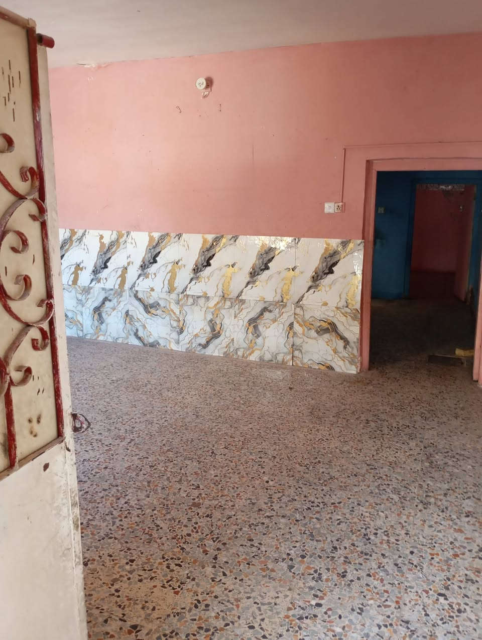 السلام عليكم مشتمل للايجار 275 ألف وبي مجال غرفة نوم استقبال وملحقات عالشارع العام الحسينية قرب مستشفى التركي واتساب ***********@@
