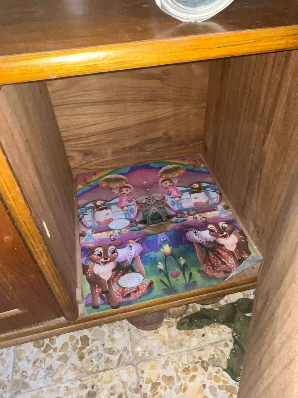 السلام عليكم 
للبيع مكتبه أو معرض نظيفه وخشبها صاج تزگام اصلي 
للاستفسار مازنجر أو ع رقم الهاتف ***********
