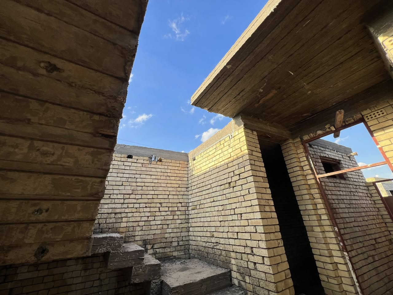 🏠 هيكل حديث للبيع (فرصة لقطة - بيع مستعجل) ⭕️
تم تخفيض السعر  50 مليون (قفل).
📍 الموقع والتفاصيل:
• الموقع: البكرلي الثانيه - شارع محطه غاز  (بتقسيم الجديد فرع المضيف ).
• المساحة: 180 متر .
• نوع السند: طابو زراعي (سند 25).
• حالة البناء: بناء حديث، تتوفر كافة الخدمات في المنطقة.
🧱 خريطة الهيكل:
يحتوي العقار على توزيع ذكي للمساحة:
• غرفه  نوم.
• صالة استقبال.
• مطبخ.
• كلدور (موزع).
• مجمع صحي + منور.
📞 للتواصل والاستفسار:
للجادين بالشراء، يرجى مراجعة المكتب أو الاتصال بالأرقام التالية:
• متوفر واتساب : ***********
• متوفر واتساب : ***********
• بإدارة: حاتم الدغيري
